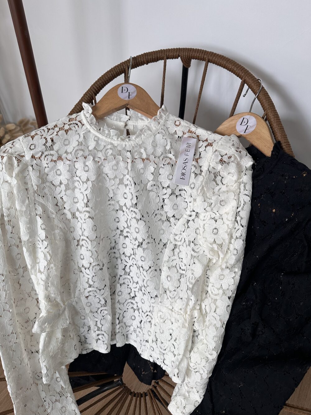 BLUSA ENCAJE VOLADO - Imagen 3
