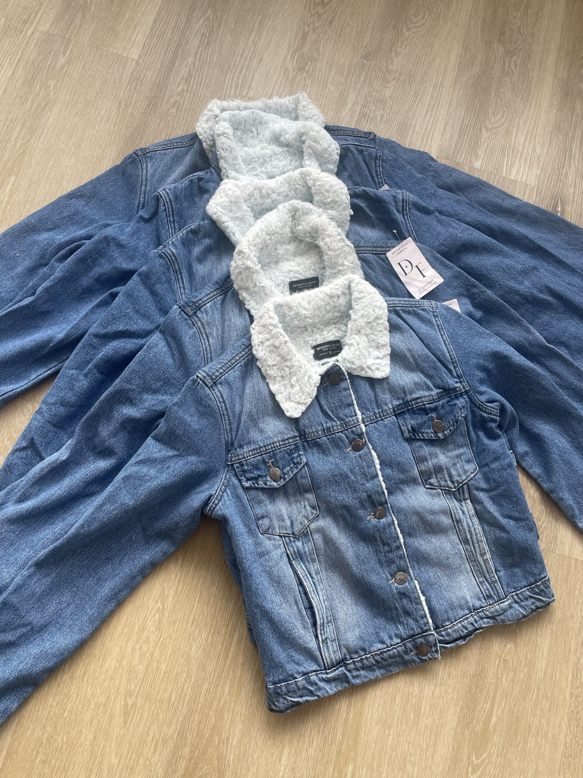CAMPERA DE JEANS CON CORDERITO - Imagen 4