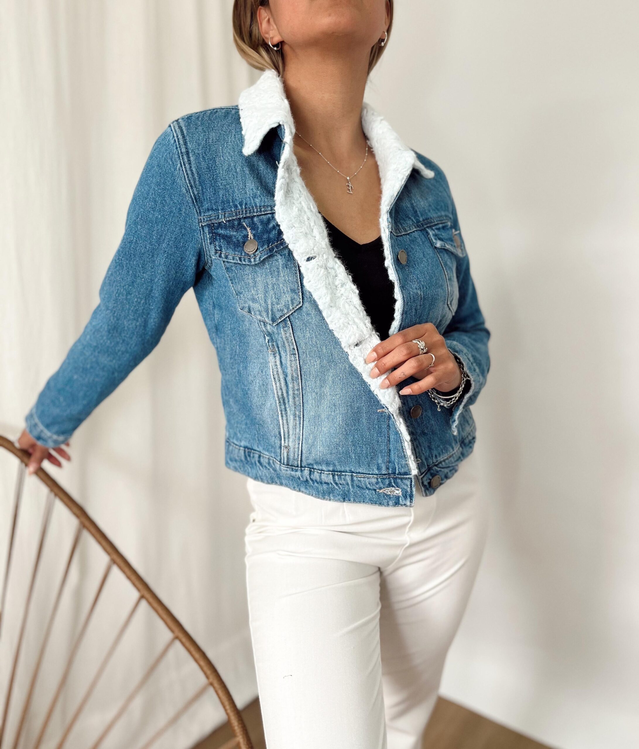 CAMPERA DE JEANS CON CORDERITO