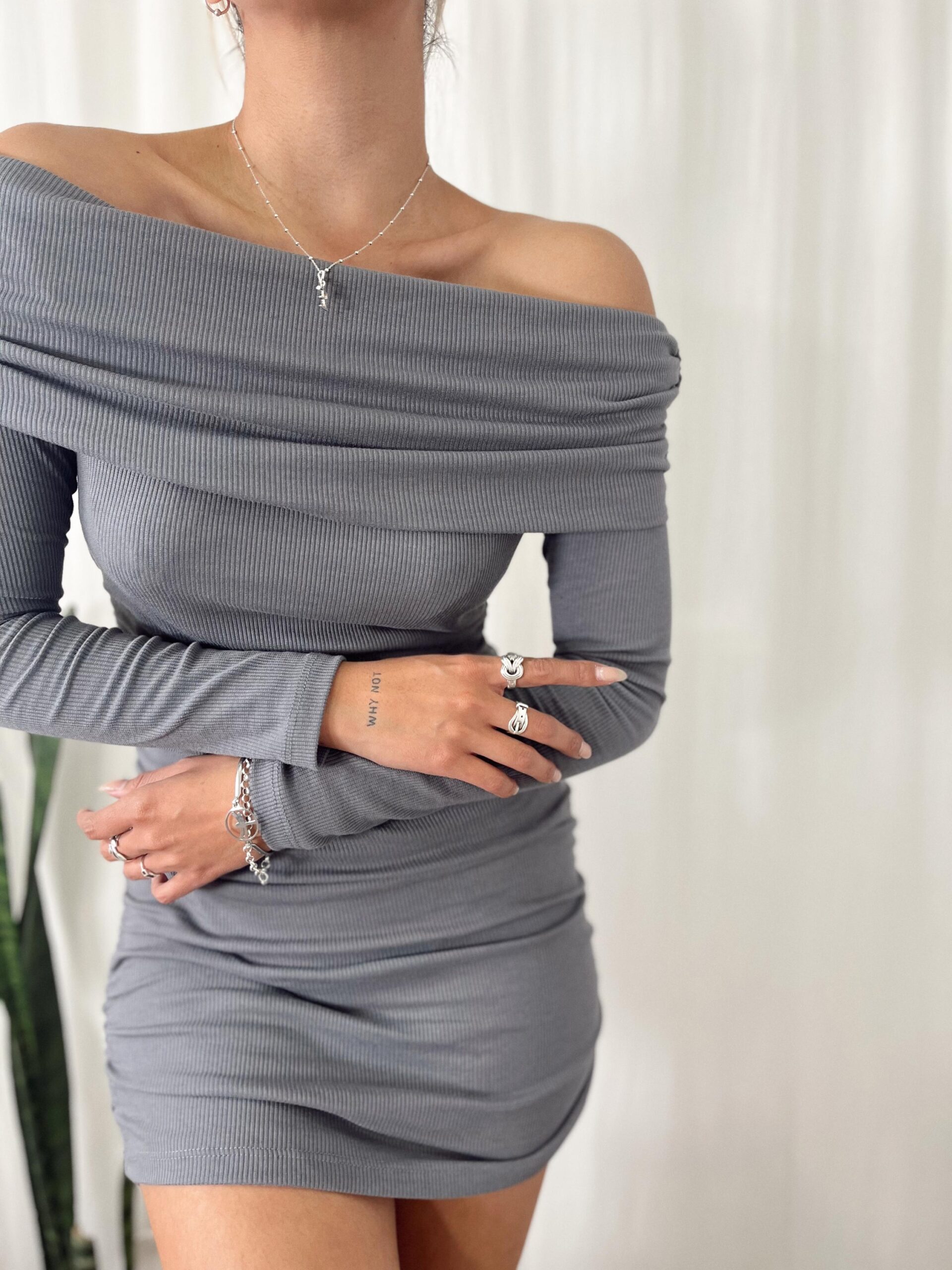 VESTIDO CORTO CON FRUNCE COSTADO GRECIA