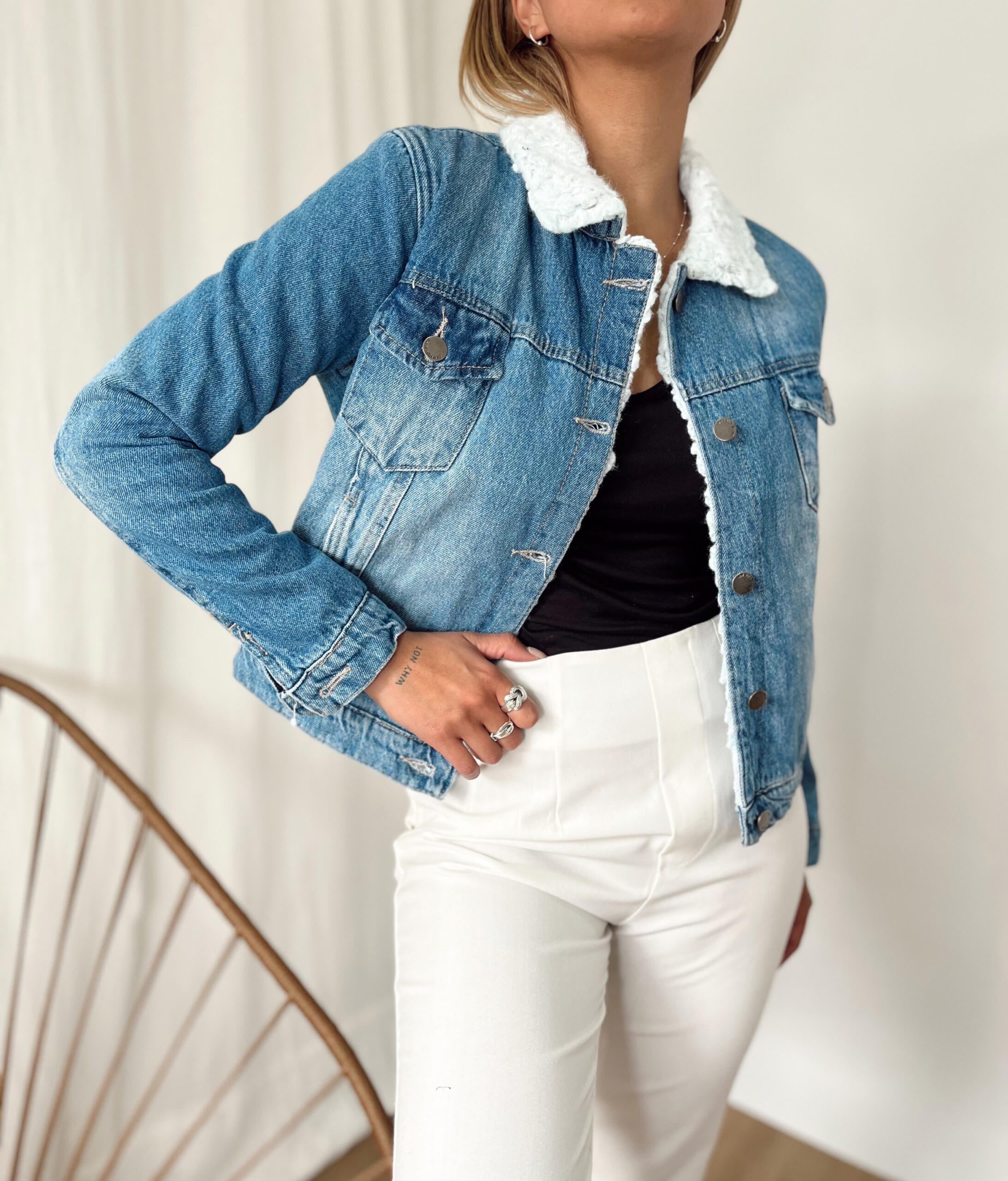 CAMPERA DE JEANS CON CORDERITO - Imagen 2