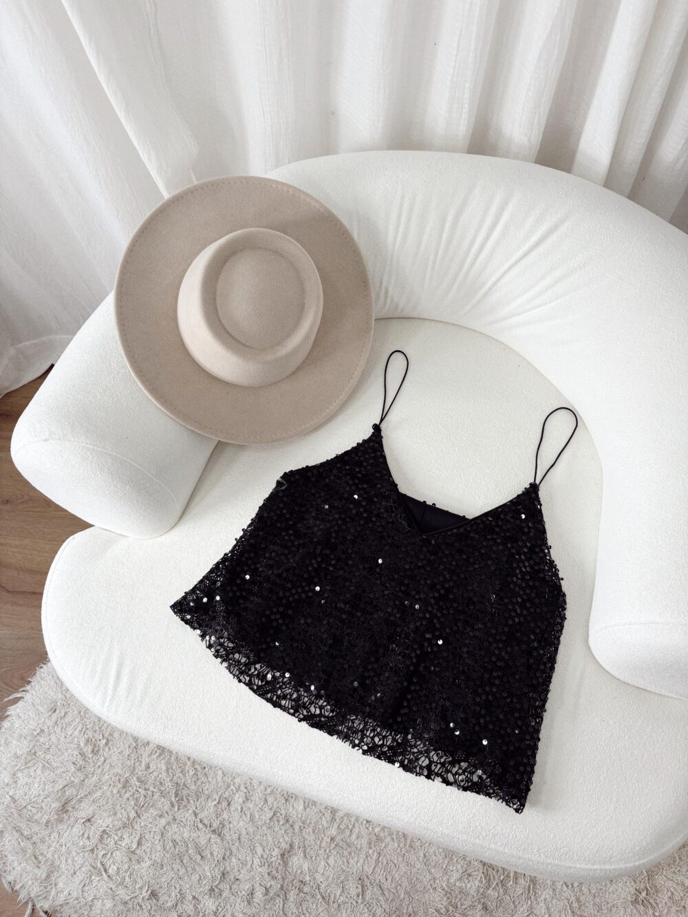 MUSCULOSA LENTEJUELAS ESCOTE EN V CORDON - Imagen 2