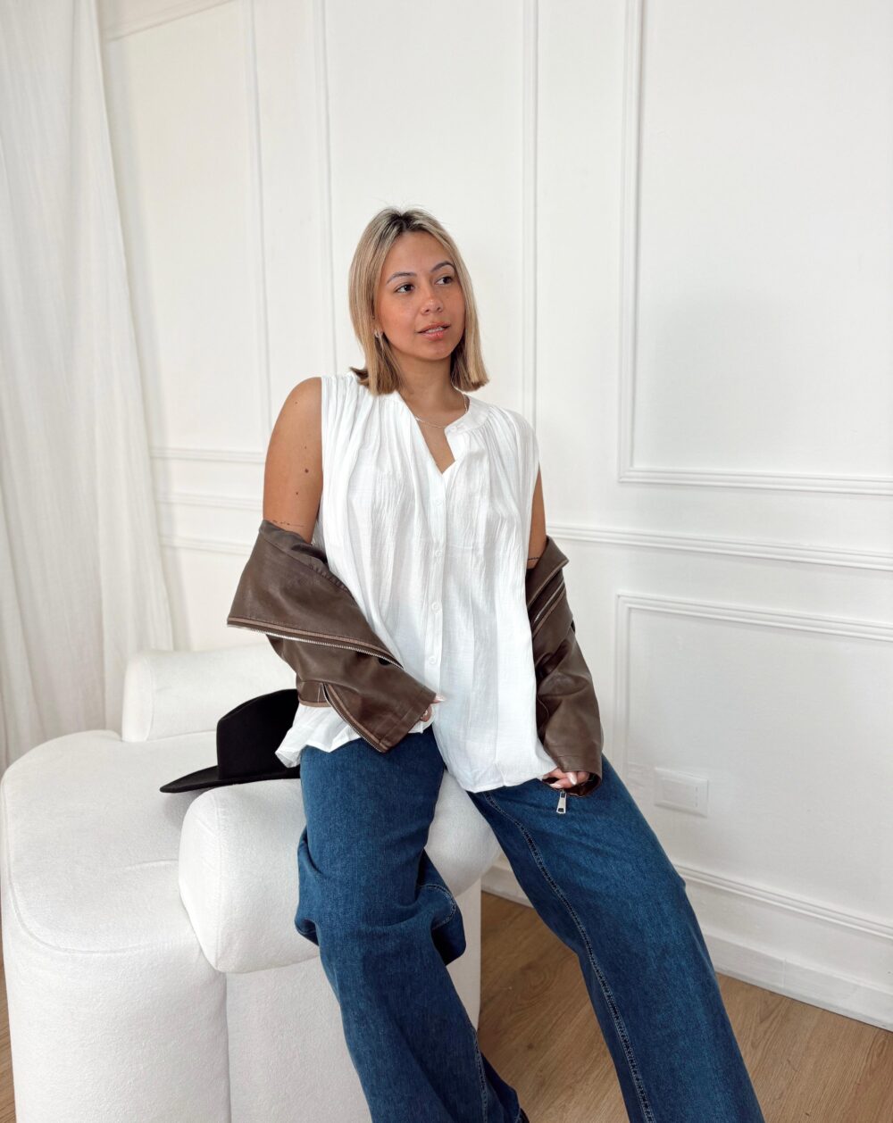 BLUSA CHELA OVERSIZE SIN MANGA CON FRUNCE - Imagen 2