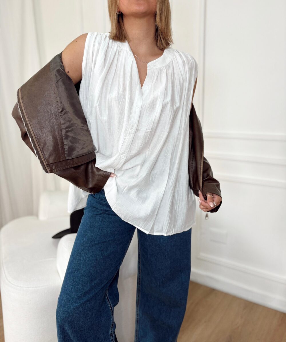 BLUSA CHELA OVERSIZE SIN MANGA CON FRUNCE