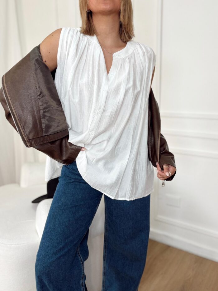 BLUSA CHELA OVERSIZE SIN MANGA CON FRUNCE