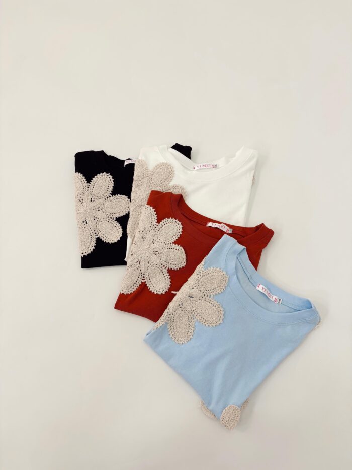 REMERA FLOR CROCHET