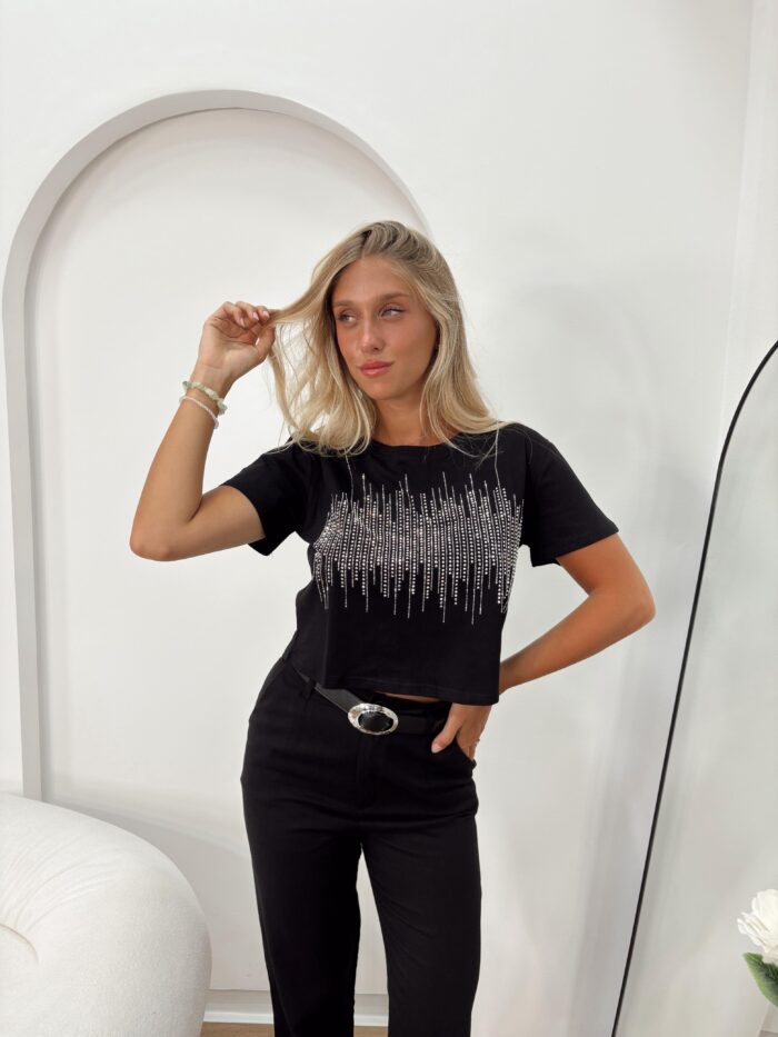REMERA CORTA CON STRAS