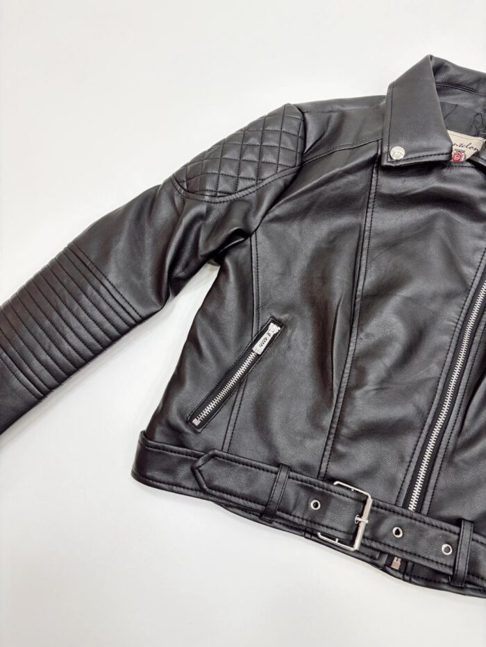 CAMPERA ECO CUERO CINTO Y ALFORZAS