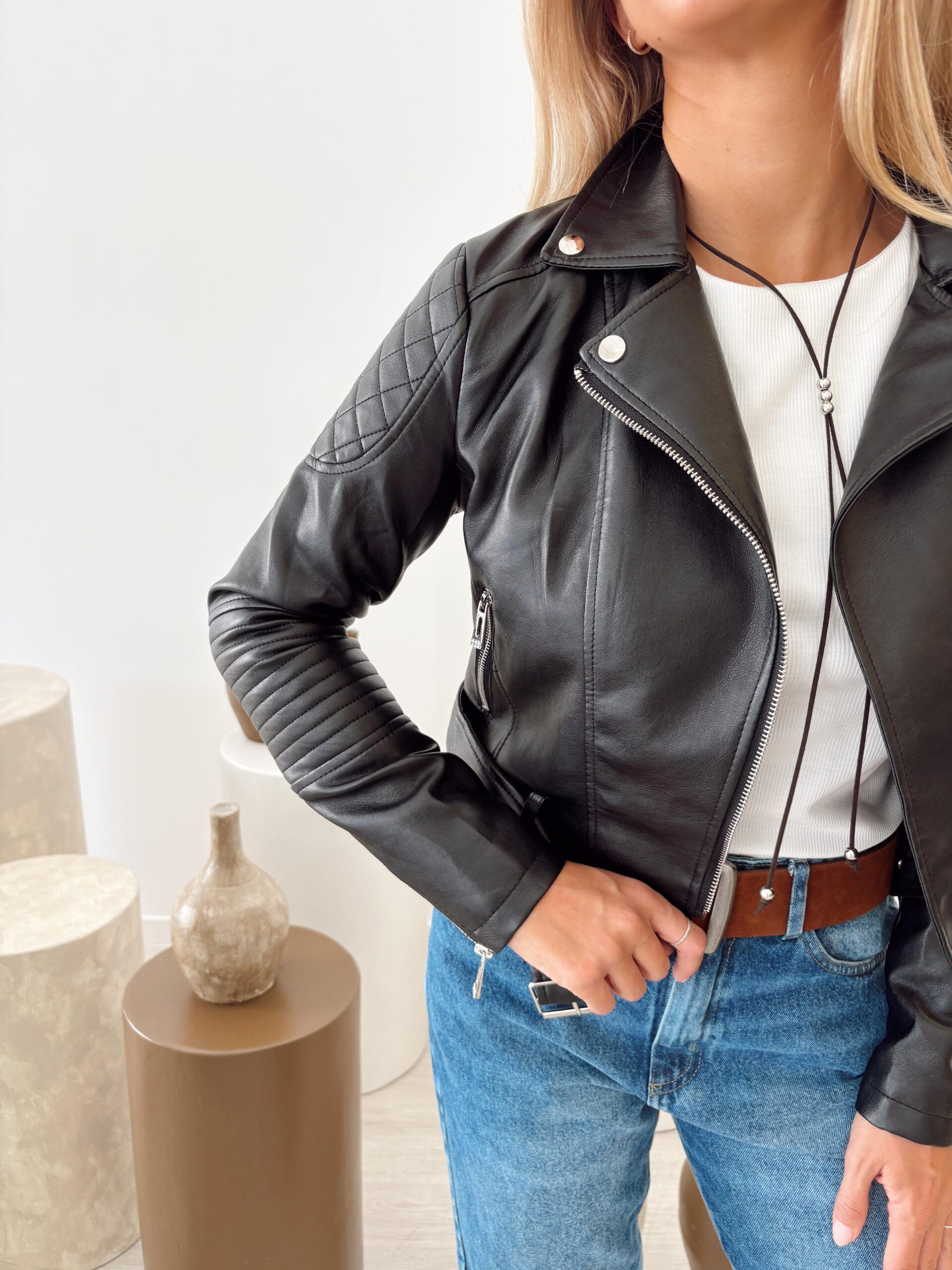 CAMPERA ECO CUERO CINTO Y ALFORZAS - Imagen 4