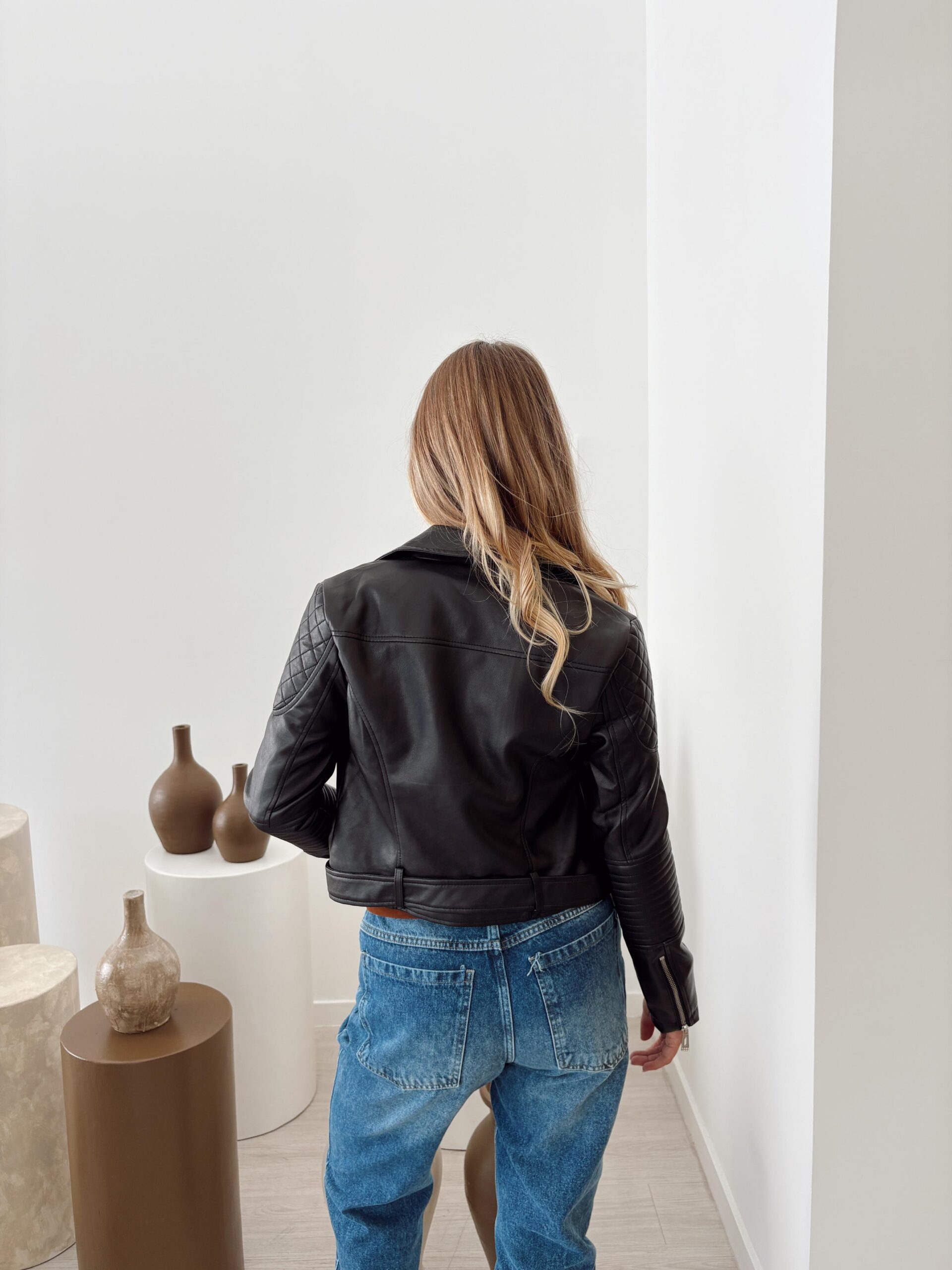 CAMPERA ECO CUERO CINTO Y ALFORZAS - Imagen 7