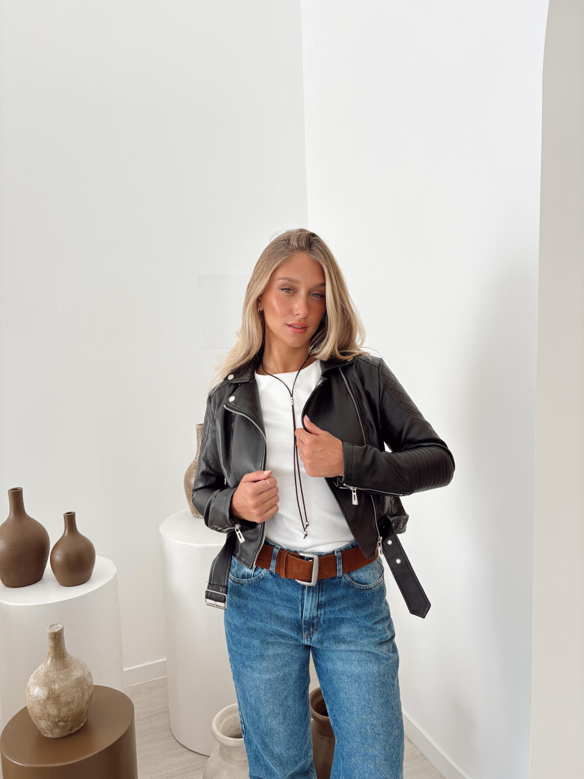 CAMPERA ECO CUERO CINTO Y ALFORZAS