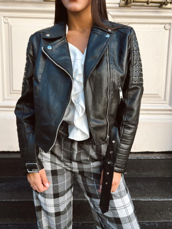 CAMPERA ECO CUERO TACHAS EN MANGAS