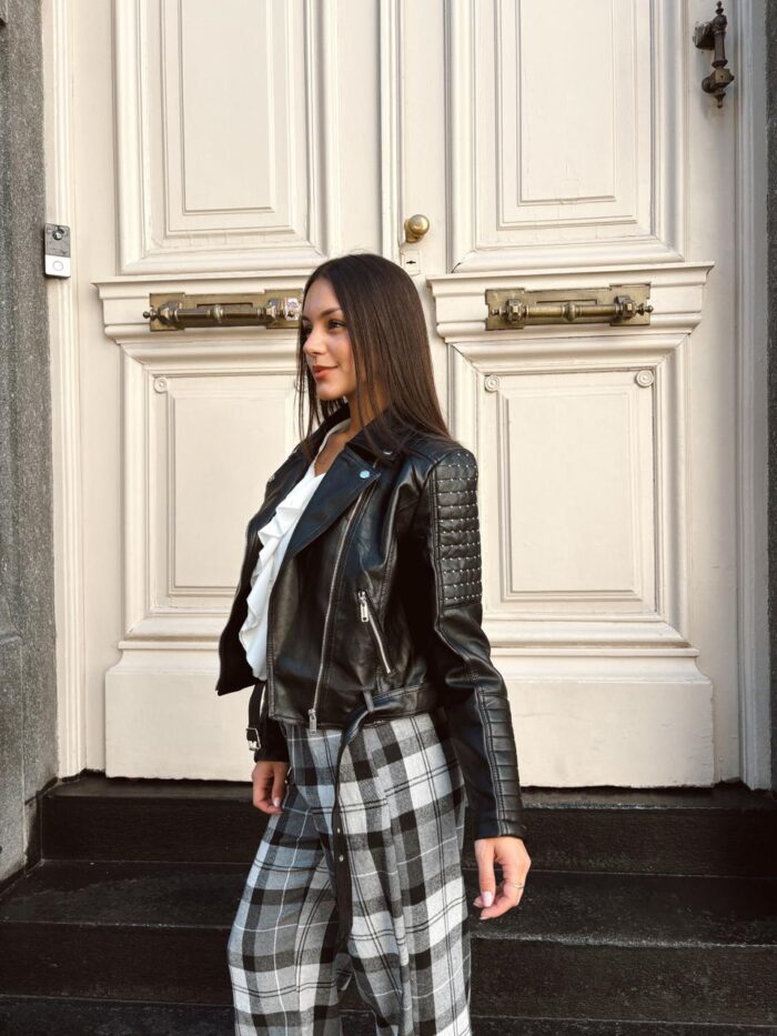 CAMPERA ECO CUERO TACHAS EN MANGAS