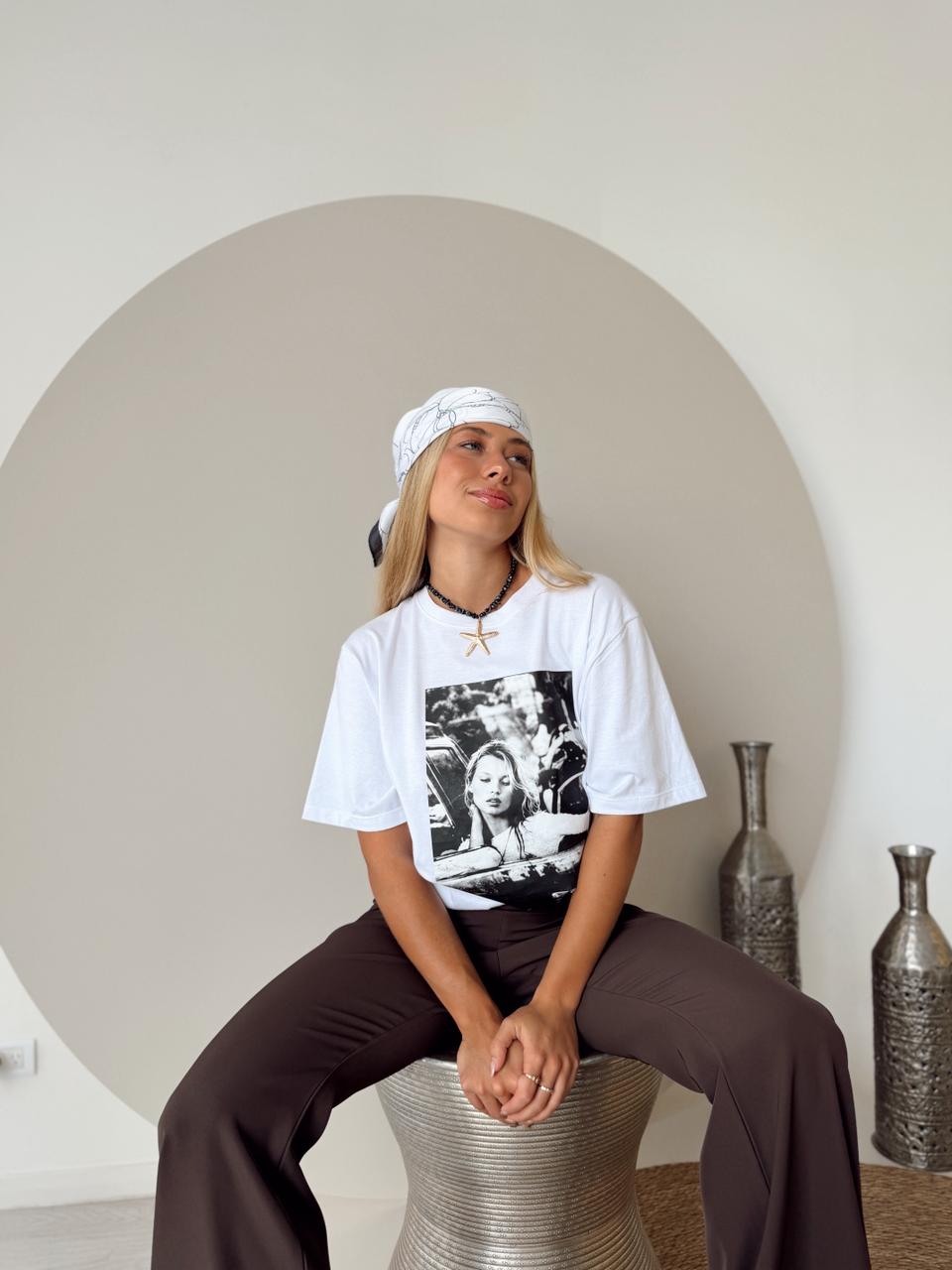 REMERA OVERSIZE ESTAMPADA REVISTA BY DIOSAS - Imagen 17