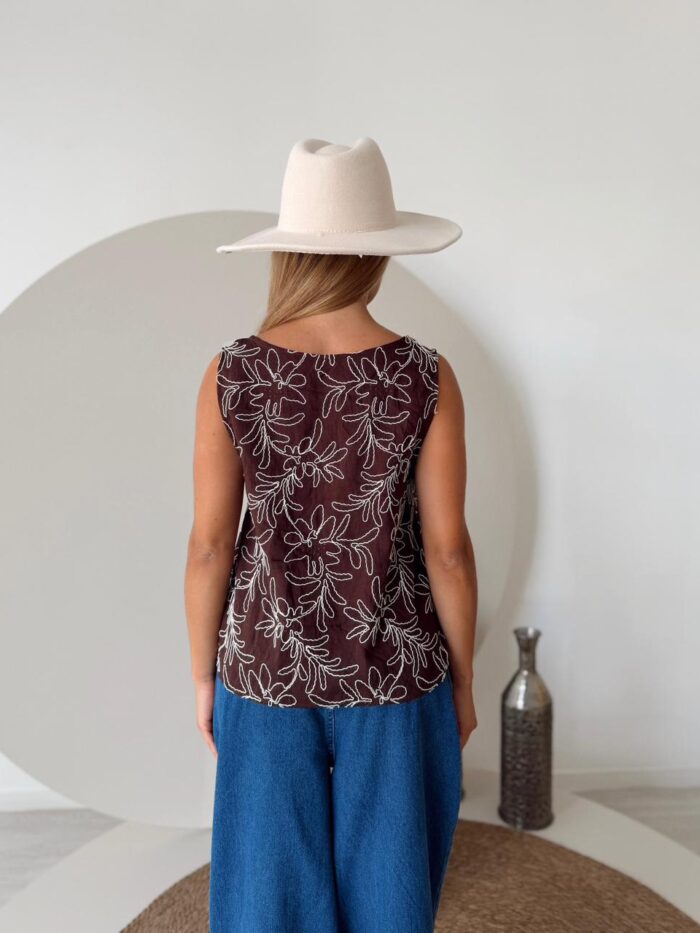 MUSCULOSA LIDIA BORDADA CUELLO REDONDO