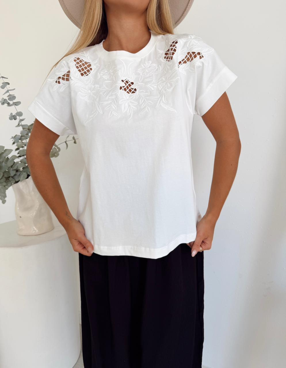 REMERA FRIDA MANGA JAPONESA BORDADA CON PUÑO - Imagen 2