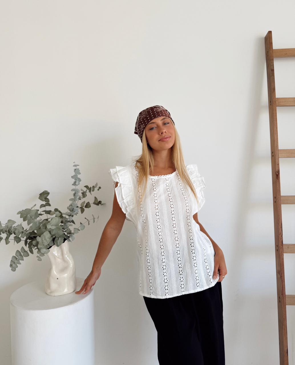 BLUSA MANDI BRODERIE MANGA VOLADO ESPALDA ABIERTA - Imagen 5