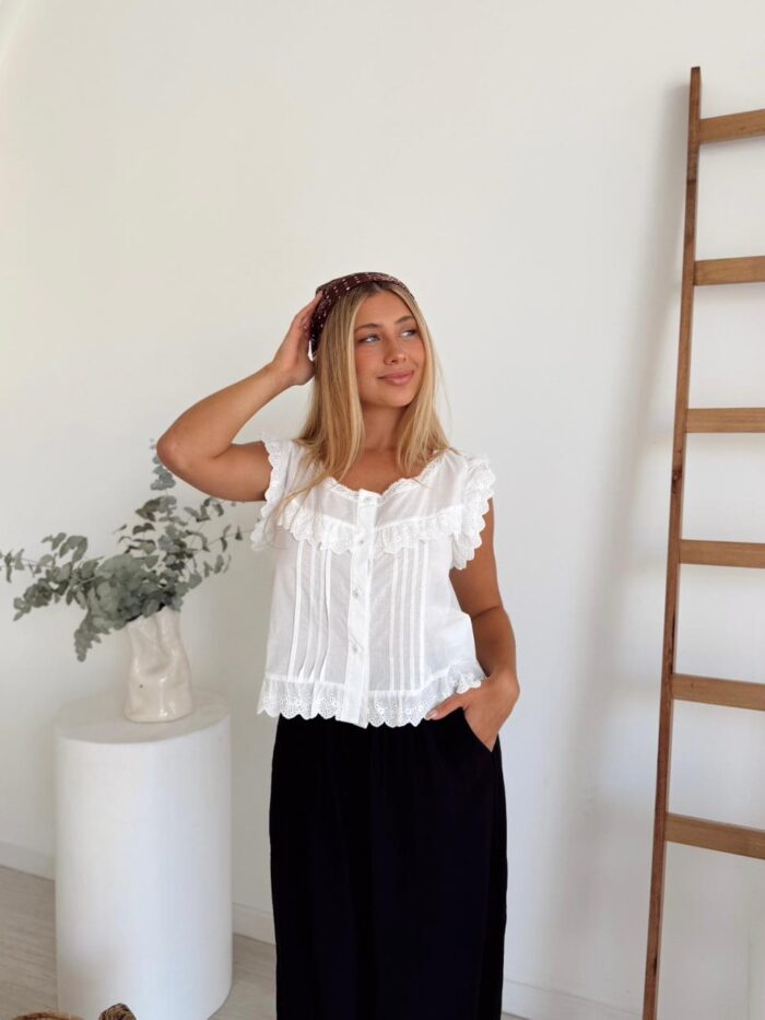 BLUSA CLOE CON BOTONES PUNTILLA Y BRODERIE