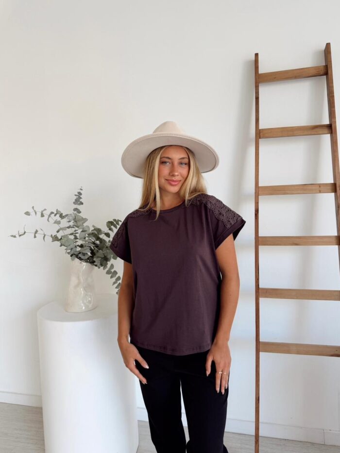 REMERA MOURA CON BRODERIE EN HOMBRO