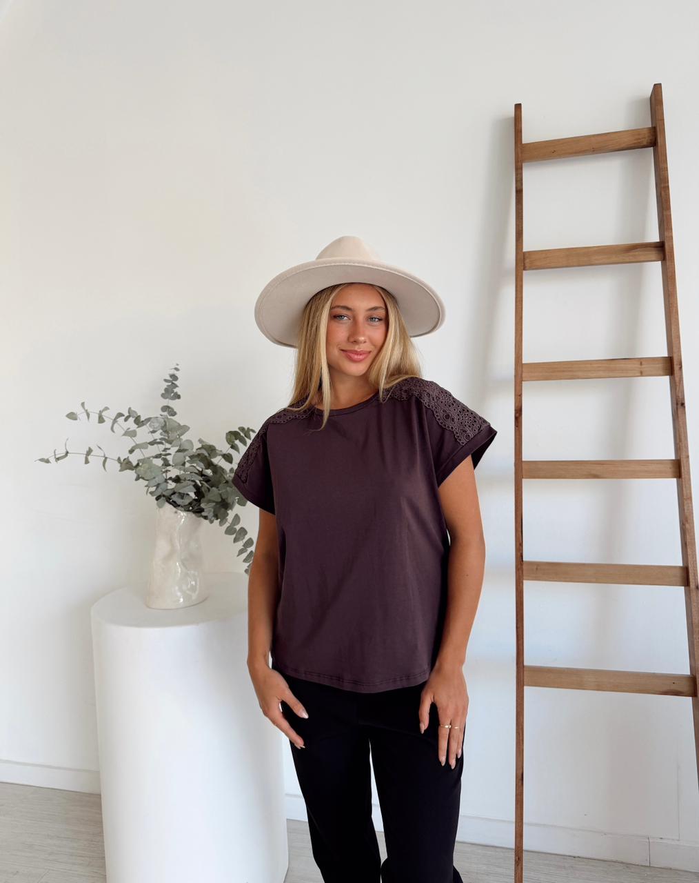 REMERA MOURA CON BRODERIE EN HOMBRO