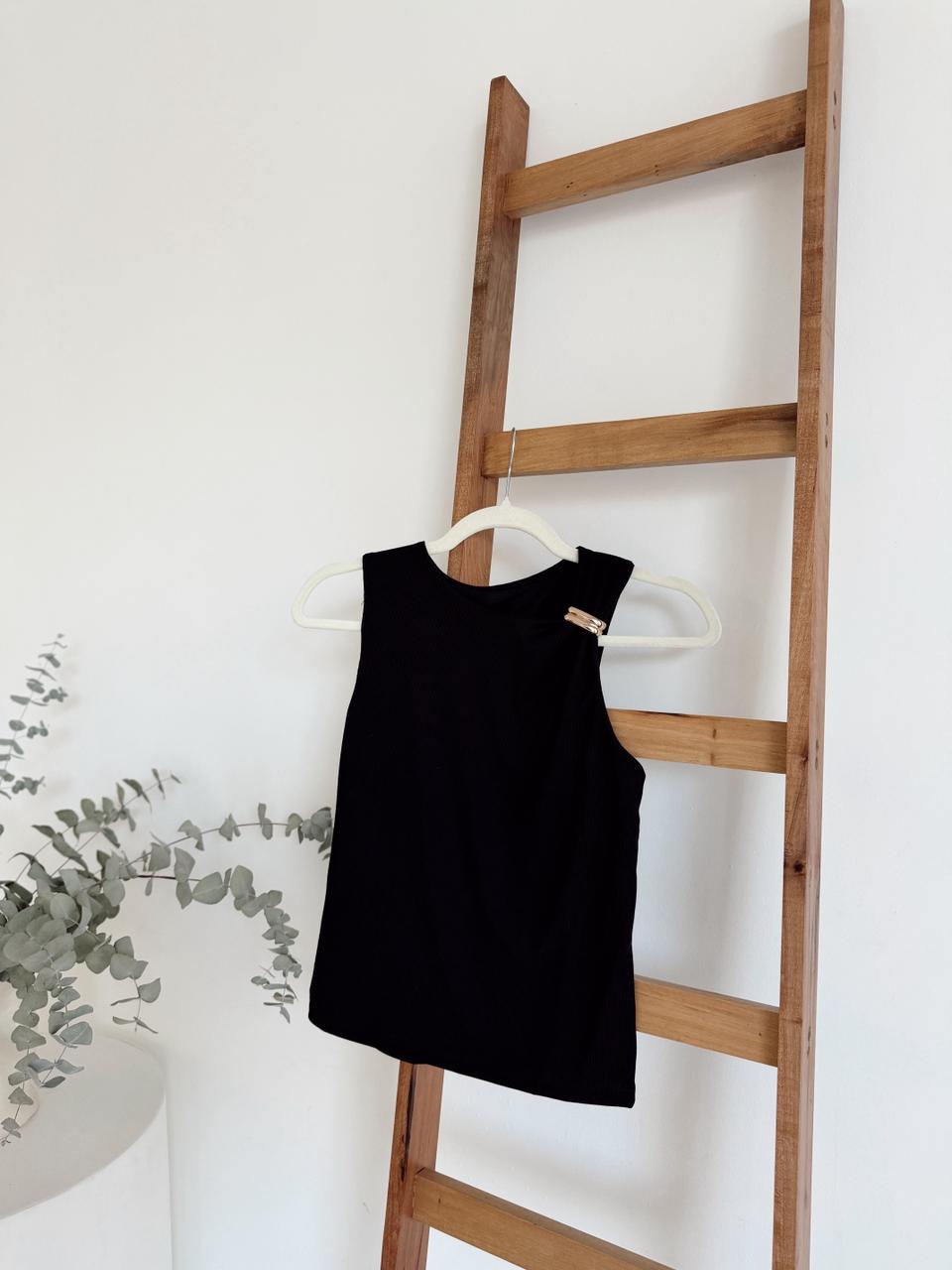 MUSCULOSA NEKA BASICA BROCHE METAL - Imagen 6