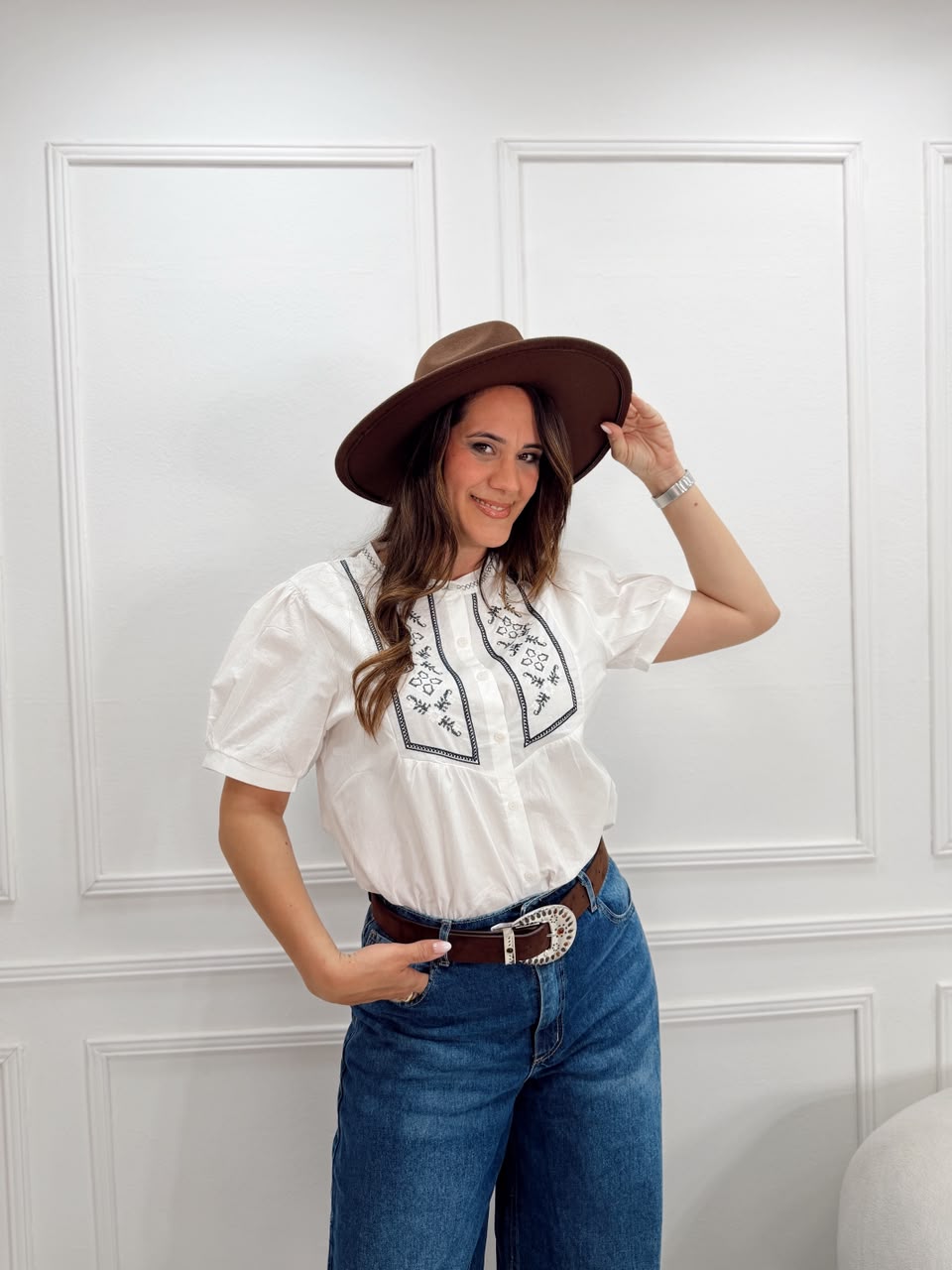 CAMISOLA BORDADA EN PECHO